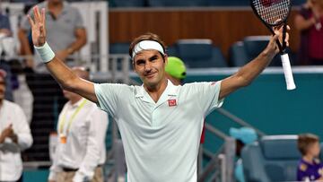 Roger Federer celebra su triunfo ante el canadiense Denis Shapovalov.