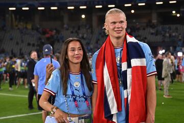 El delantero noruego del Manchester City celebró la victoria en la final de la Champions League 2023 sobre el césped del Estadio Olímpico Atatürk junto a su pareja sentimental Isabel Haugseng.