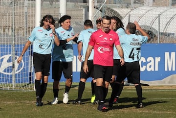 El equipo blanco celebra un gol del partido benéfico.