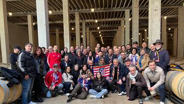 Foto de familia del noveno aniversario de la peña Cirbonera de Cintruénigo, con las leyendas y representantes de la Unión durante la visita guiada a la bodega Chivite.