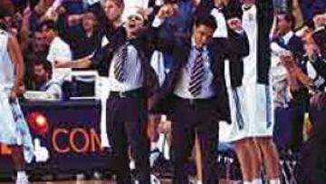 <b>JÚBILO TRAS EL SUFRIMIENTO.</B> Jugadores y aficionados madridistas festejan la victoria, tras una desventaja de 18 puntos ante el DKV Joventut en el último cuarto.