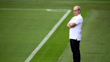 Luís Campos contempla un entrenamiento del PSG.