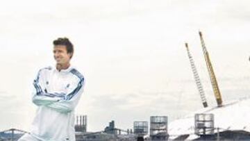 <b>SU SUEÑO. </b>Beckham olvidó las penas con el Madrid presentando en Greenwich la Academia de fútbol. El centrocampista ingles se mostró encantado.
