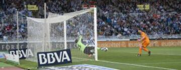 Diego López y Carlos Vela.