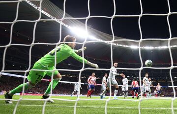 El jugador del Atlético de Madrid, Felipe, marca el 2-1 al Levante. 