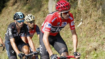 Chris Froome rueda con el jersey rojo de l&iacute;der durante la Vuelta a Espa&ntilde;a.