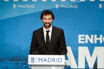 El capitán del Real Madrid de baloncesto, Sergio Llull, durante su intervención en el acto en el que el Real Madrid presentó en el Ayuntamiento el título de la Euroliga de baloncesto.