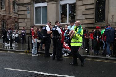 Un vehículo arremete contra aficionados del conjunto Red en el centro de la ciudad de Liverpool en la celebración del título de liga.