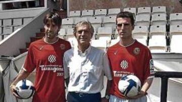 <b>YA VISTEN DE GRANA. </b>Bauzá (izquierda) y Yedra (derecha) posan junto a Joan Creus, ayer.