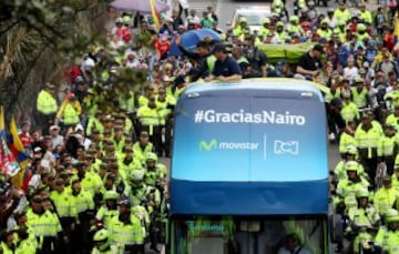 Nairo saluda al público durante el recorrido por Bogotá el domingo 18 de septiembre de 2016, como parte de la celebración por conseguir el triunfo en la vuelta a España 2016.