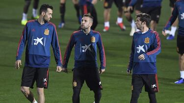 Sergio Busquets, Jordi Alba y Sergi Roberto, durante un entrenamiento de la Selección española en Las Rozas