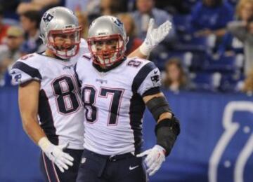 El siguiente drive volvi¨® a acabar en touchdown del tight end Scott Chandler, pero fue anulado por un pass interference. Un nuevo field goal de Gostkowski pondr¨ªa el 20 a 21 con el que acab¨® la primera mitad. Y para empezar la segunda, otro touchdown del otro tight end, Gronkowski, que en esta ocasi¨®n s¨ª que subi¨® al luminoso. Gronk estuvo menos vistoso en ataque que otros d¨ªas y finaliz¨® con solo 3 recepciones para 50 touchdowns.