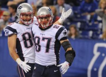 El siguiente drive volvió a acabar en touchdown del tight end Scott Chandler, pero fue anulado por un pass interference. Un nuevo field goal de Gostkowski pondría el 20 a 21 con el que acabó la primera mitad. Y para empezar la segunda, otro touchdown del otro tight end, Gronkowski, que en esta ocasión sí que subió al luminoso. Gronk estuvo menos vistoso en ataque que otros días y finalizó con solo 3 recepciones para 50 touchdowns.