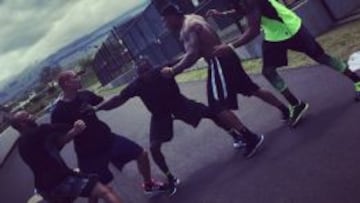Foto del Instagram de Bruce Irvin en el que se simula la pelea entre Jimmy Graham y él mismo.