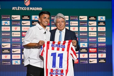 El delantero argentino Thiago Almada posa con el presidente del Atlético de Madrid, Enrique Cerezo durante su presentación como nuevo jugador rojiblanco.