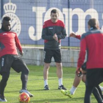 LOS PERICOS SE FROTAN LAS MANOS. Galca, observando las evoluciones de Caicedo en un momento del entrenamiento de ayer.