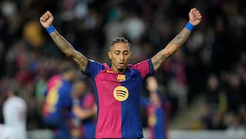 BARCELONA, 26/11/2024.- El delantero del FC Barcelona Raphinha celebra uno de los goles de Robert Lewandowski, durante el encuentro correspondiente a la fase regular de la Liga de Campeones que disputan hoy martes FC Barcelona y Brest en el estadio Lluís Companys, en Barcelona. EFE/Alejandro García