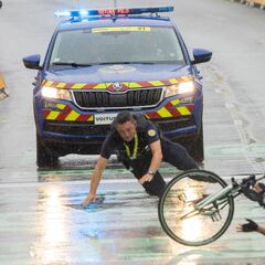 Una bicicleta arbitraria, demolida en el objetivo de segundos de llegada