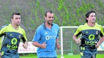 <b>MEJORA PALPABLE. </b>Josico hizo carrera continua ayer, en Barranco Seco, junto a Jesús Suárez, preparador físico, y Javi Guerrero.