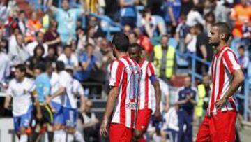 <b>DESOLACIÓN. </b>Los atléticos se fueron cariacontecidos de La Romareda. En la imagen, Mérida, Perea y Mario.