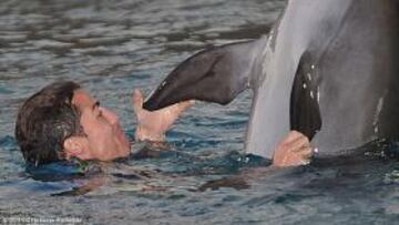 <b>VACACIONES.</b> Cristiano Ronaldo juega con un delfín durante sus vacaciones de Navidad en Maldivas.