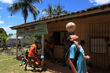 El jugador hispano-brasileño financia la Escuela de Fútbol Bola de Ouro en la que más de 230 niños y niñas disfrutan de la pasión del fútbol. Además, reparte alimentos a las familias más necesitadas. 