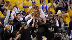 Los Golden State Warriors levantan el trofeo Larry O&#039;Brien como campeones de la NBA 2017.