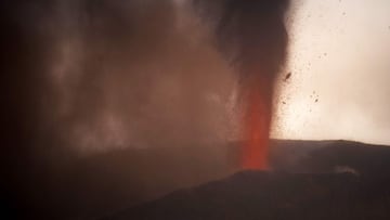 The volcano that went on erupting on September 19 in Cumbre Vieja mountain range, spewes gas, ash and lava over the Aridane valley as seen from Los Llanos de Aridane on the Canary Island of La Palma, on September 22, 2021. - The vast wall of molten lava creeping down the slopes of Spain's La Palma island has destroyed 320 buildings and over 154 hectares of land, Europe's volcano observatory said today. The Cumbre Vieja volcano, which erupted on September 19, 2021, straddles a ridge in the south of La Palma, one of seven islands that make up the Canary Islands, Spain's Atlantic archipelago which lies off the coast of Morocco. (Photo by DESIREE MARTIN / AFP)