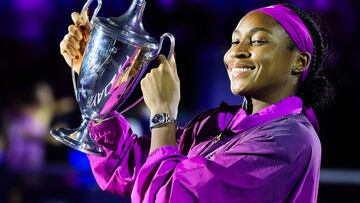 Coco Gauff celebra su victotria contra Zheng Qinwen en las WTA Finals.