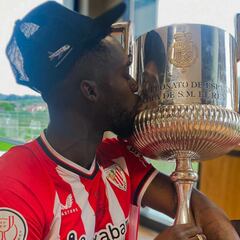 Iñaki Williams exporta la gorra de ‘a lo bajini’ recaudando para la asociación Bakuva