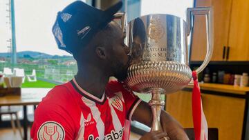 Iñaki Williams exporta la gorra de ‘a lo bajini’ recaudando para la asociación Bakuva