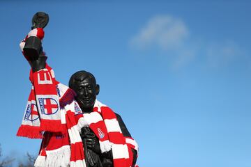 Fans pays last respects to the great Gordon Banks in Stoke