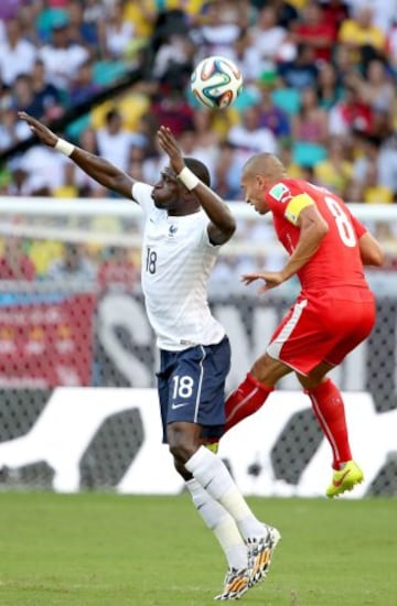 Gokhan Inler y Moussa Sissoko.