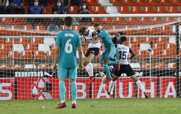 1-2. Karim Benzema marca el segundo gol.