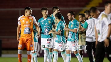 AMDEP2095. CIUDAD DE PANAMÁ (PANAMÁ), 08/03/2023.- Jugadores de León celebran hoy, al final de un partido de la Liga de Campeones de la Concacaf entre Tauro y León en el estadio Rommel Fernández en Ciudad de Panamá (Panamá). EFE/ Bienvenido Velasco
