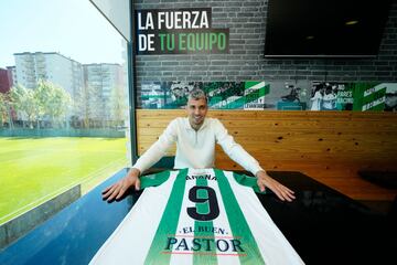 Juanca Arana, delantero del Racing, posa para AS en la previa del partido contra el Levante.