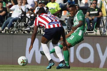 Luis Narváez, de penal, le dio la victoria a los dirigidos por Julio COmesaña. Los verdes, que celebraban el 'Día del Hincha Verdolaga', terminaron con 10.