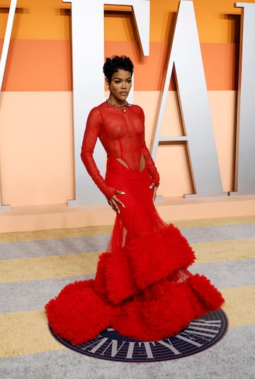 Teyana Taylor posa en la alfombra roja de la de la fiesta de los Oscar 2025 de Vanity Fair celebrada en Beverly Hills.