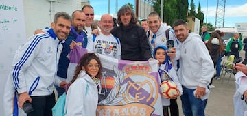 Miembros de la peña Madridista VETERANOS VLC con Amavisca antes del partido de fútbol entre los veteranos del Alberic y el Real Madrid como homenaje a Manolo Sanchis en el  Estadio Municipal de Alberic  que a partir de ahora llevará el nombre de Manolo Sanchis.