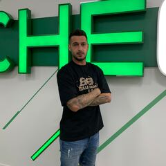 Sergio León: “Me quedan dos sueños por cumplir: ascender con el Elche y jugar en Primera con esta camiseta”