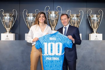 Misa, junto a Butragueño, posando con la camiseta conmemorativa de sus 100 partidos con el Real Madrid.
