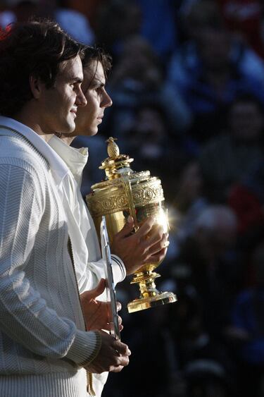 Federer no levantó el trofeo de 'Champion of the world' de Wimbledon. Lo hizo por primera vez Rafa Nadal, pero juntos protagonizaron el considerado como mejor partido de la historia. Comenzó a las 14:36 y acabó a las 21:16 cuando el suizo estrelló una derecha en la red que significó el 6-4, 6-4, 6-7 (5), 6-7 (8) y 9-7. Entre medias, dos interrupciones por la lluvia, una remontada del suizo desde el 0-2 y la neutralización de dos bolas de partido para el español en el cuarto set... 