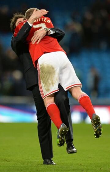 Aitor Karanka Dt del Middlesbrough, festeja junto a Grant Leadbitter tras eliminar al City. 