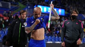 Sandro se marcha lesionado y muy enfadado antes del descanso del partido entre el Getafe y el Celta.