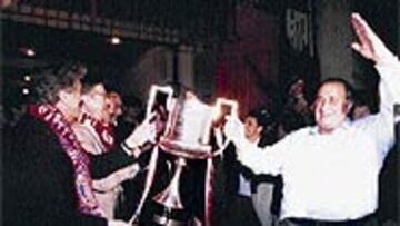 <b>ARRUINARSE</B>. Jesús Gil estaría dispuesto a arruinarse en las primas que debería pagar a sus jugadores si consigue repetir el éxito del doblete bajo la batuta de Antic.