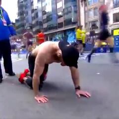 Se desploma y acaba la Maratón de Boston a gatas por sus amigos caídos en la guerra