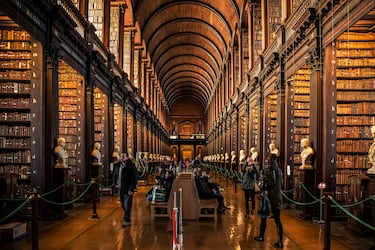 La Biblioteca del Trinity College de Dublín no es solo una biblioteca universitaria; es uno de los tesoros culturales más impresionantes de Europa y un lugar que parece sacado directamente de una película de fantasía. Fundada al mismo tiempo que la universidad en 1592, es la biblioteca más grande de Irlanda. 'El Libro de Kells' es la joya de la corona. Se trata de un manuscrito cristiano del año 800 d.C., escrito por monjes celtas.