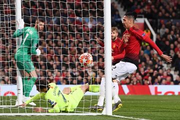0-1. Luke Shaw marc¨® el primer gol del Barcelona en propia puerta.