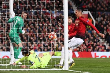 0-1. Luke Shaw marcó el primer gol del Barcelona en propia puerta.