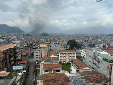 Un español vive en primera persona las protestas en Nepal: “Era una situación de guerra”